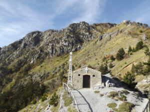 Panorama chiesetta in pietra in montagna a belvedere marittimo -monte la caccia. Trekking in Calabria - Serra la Croce