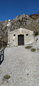 Panorama chiesetta in pietra in montagna a belvedere marittimo -monte la caccia. Trekking in Calabria - Serra la Croce