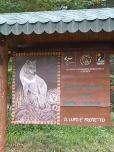 cartellone pubblicitario parco della Sila raffigurante un lupo