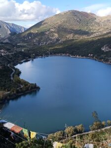 Panoramica dal belvedere sul lago di Scanno a forma di cuore