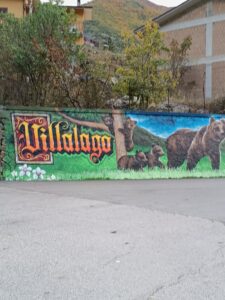 Murales all'ingresso di Villalago rappresentante un'orsa con i suoi due cuccioli