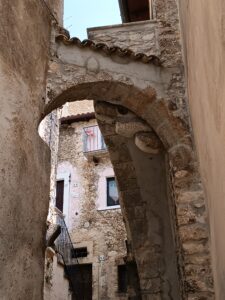 Scorcio pittoresco dentro il centro storico di Santo Stefano di Sessanio
