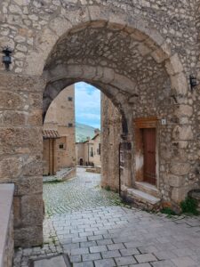 Scorcio pittoresco dentro il centro storico di Santo Stefano di Sessanio