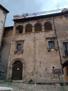 Scorcio pittoresco dentro il centro storico di Santo Stefano di Sessanio