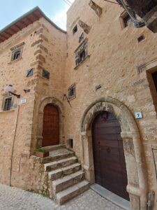 Scorcio pittoresco dentro il centro storico di Santo Stefano di Sessanio