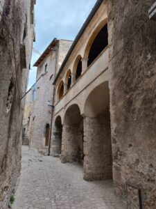 Scorcio di una stradina dentro il centro storico di Santo Stefano di Sessanio