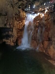 Altra cascata all'interno delle grotte di Stiffe