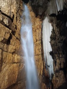 Cascata all'interno delle grotte di Stiffe
