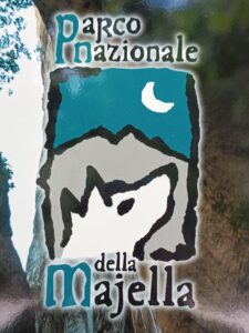 Logo del parco nazionale della Majella raffigurante il massicio della Majella con in primo piano il profilo di un lupo
