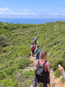 Isola di Marettimo escursionisti in fila sul sentiero che dal semaforo porta a Carcaredda