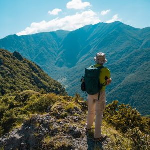 Escursionista tra i monti del parco nazionale del pollino, sul monte trincero di verbicaro