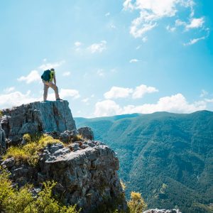 Escursionista sui monti di Verbicaro nel parco nazionale del pollino nel cuore della calabria, tra la natura verde e un cielo azzurro